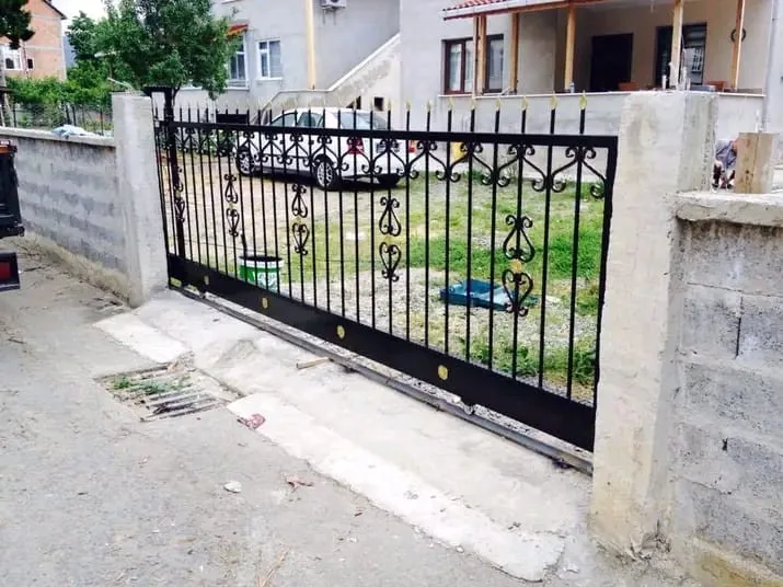 Siyah dekoratif ferforje bahçe kapısı