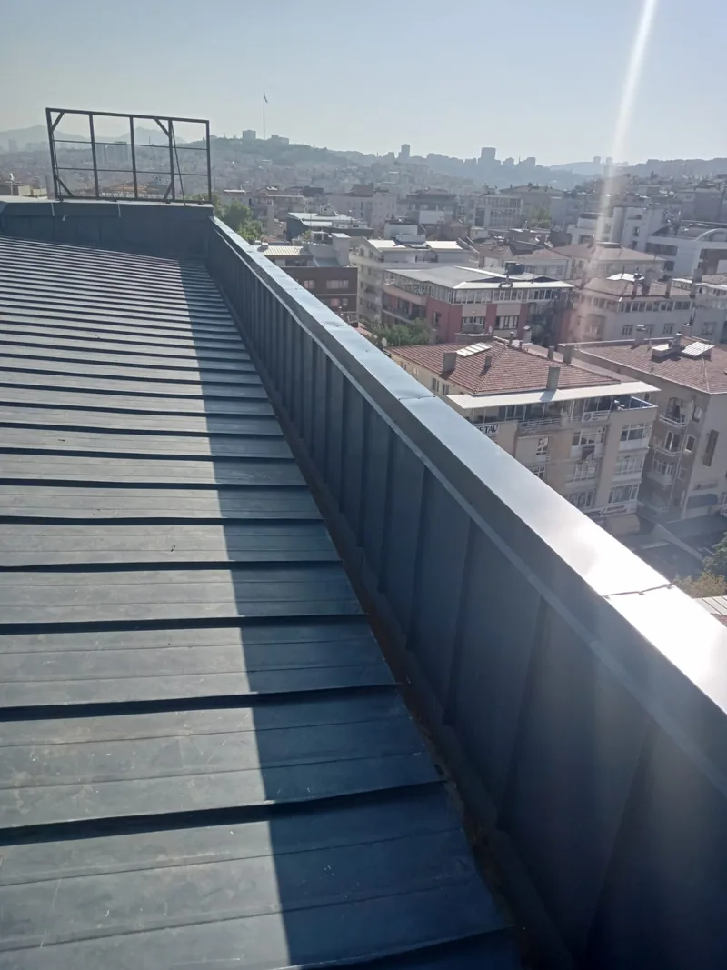 Metal kenet çatı yüzeyi ve çatı kenarı detayı