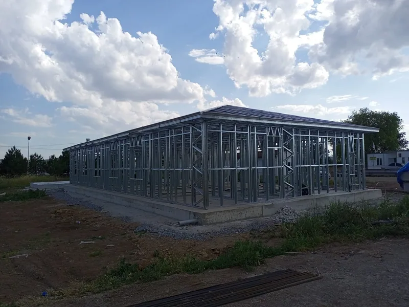 Beton temel üzerinde kurulmuş tek katlı hafif çelik yapı karkası