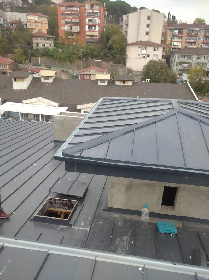 Gri metal kenet çatıda birleşim ve saçak detayları
