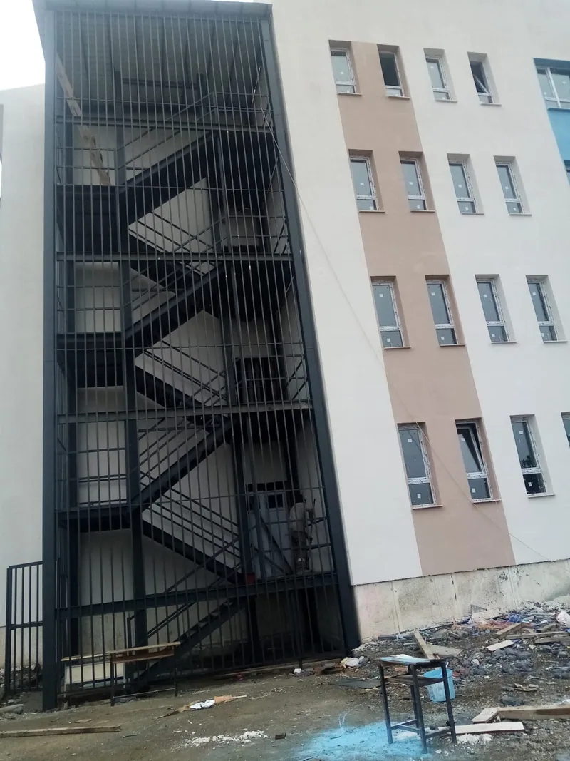 Bina cephesindeki çok katlı çelik dış merdiven