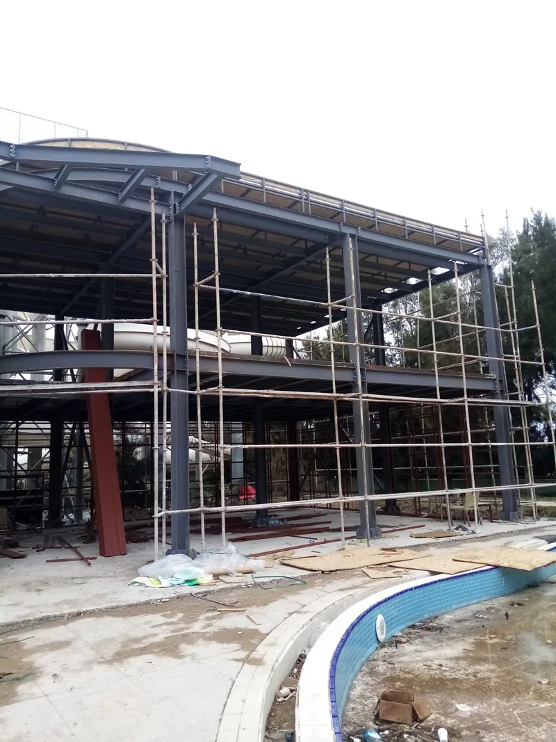 Montaj aşamasındaki iki katlı çelik taşıyıcı sistem